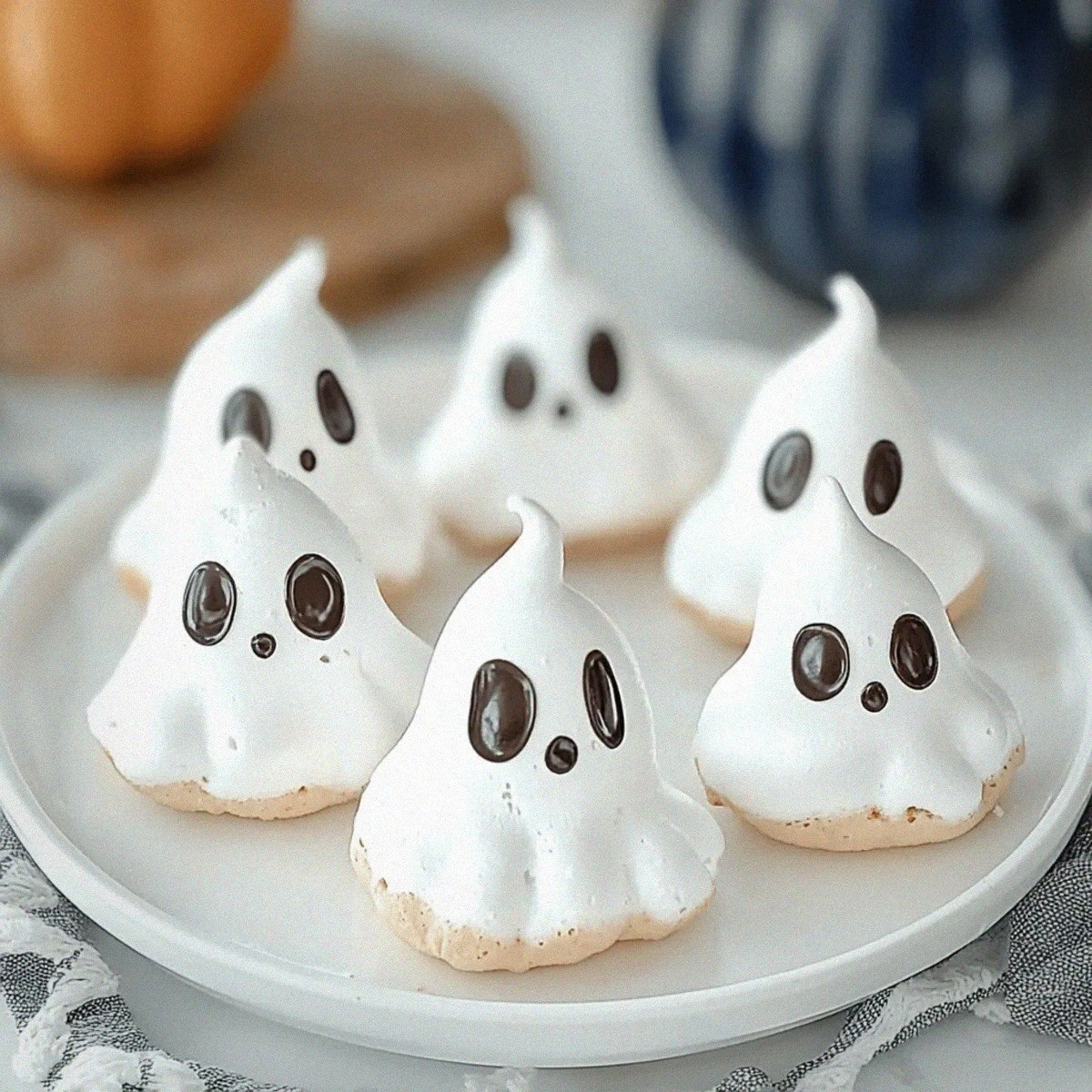 Delicious Ghost Meringues: Spooky Treats That Melt in Your Mouth